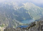 Jsme na vrcholu (2498,7 m.n.m.), Czarny Staw a Morskie Oko na polské straně Tater.