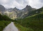 Poslední túra do tak trochu opomíjených končin Vysokých Tater - na Jahňací štít. Autem jsme se přiblížili na parkoviště v údolí Bielej vody a po žluté jsme došli k chatě pri Zelenom plese.